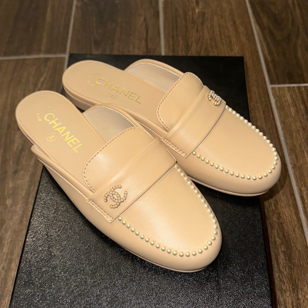 100% Authentic BRAND NEW Chanel Mules Flats in Beige sz 37.5